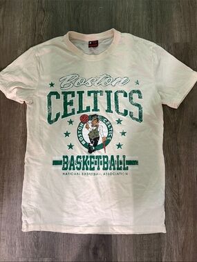 Boston Celtics Graphic Basketball T‑Shirt in White and Green